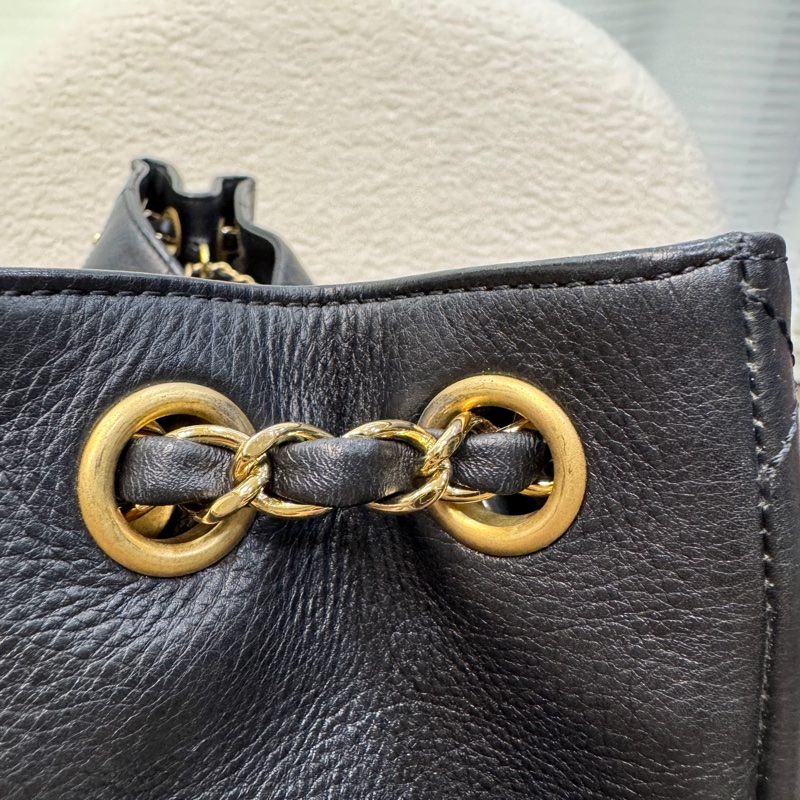 香奈兒CHANEL 鴛鴦釦嬉皮包黑金牛皮Bucket束口水桶兩用Hobo Bag AS0946-29