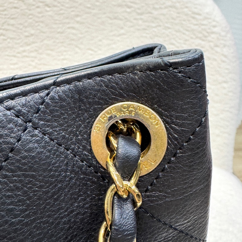 香奈兒CHANEL 鴛鴦釦嬉皮包黑金牛皮Bucket束口水桶兩用Hobo Bag AS0946-30