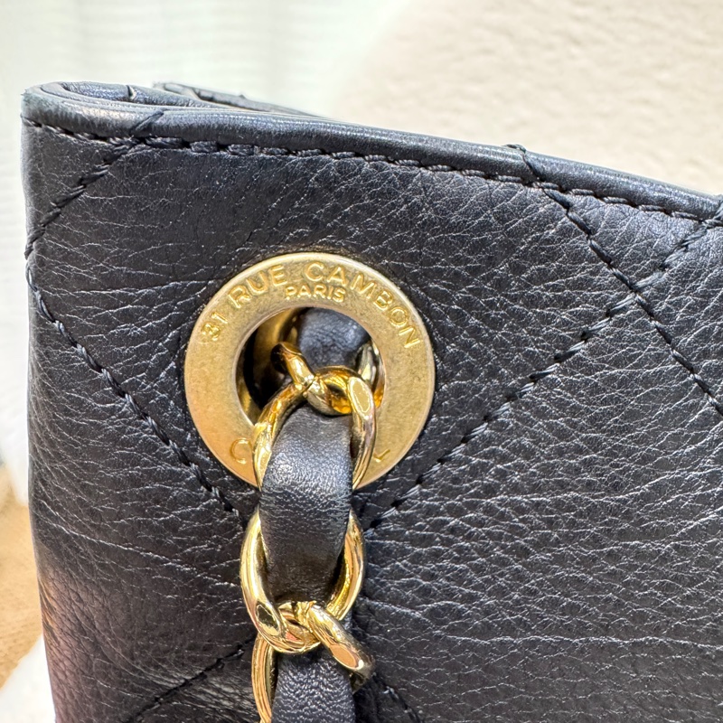 香奈兒CHANEL 鴛鴦釦嬉皮包黑金牛皮Bucket束口水桶兩用Hobo Bag AS0946-31