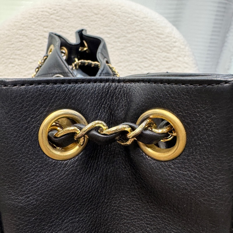 香奈兒CHANEL 鴛鴦釦嬉皮包黑金牛皮Bucket束口水桶兩用Hobo Bag AS0946-32