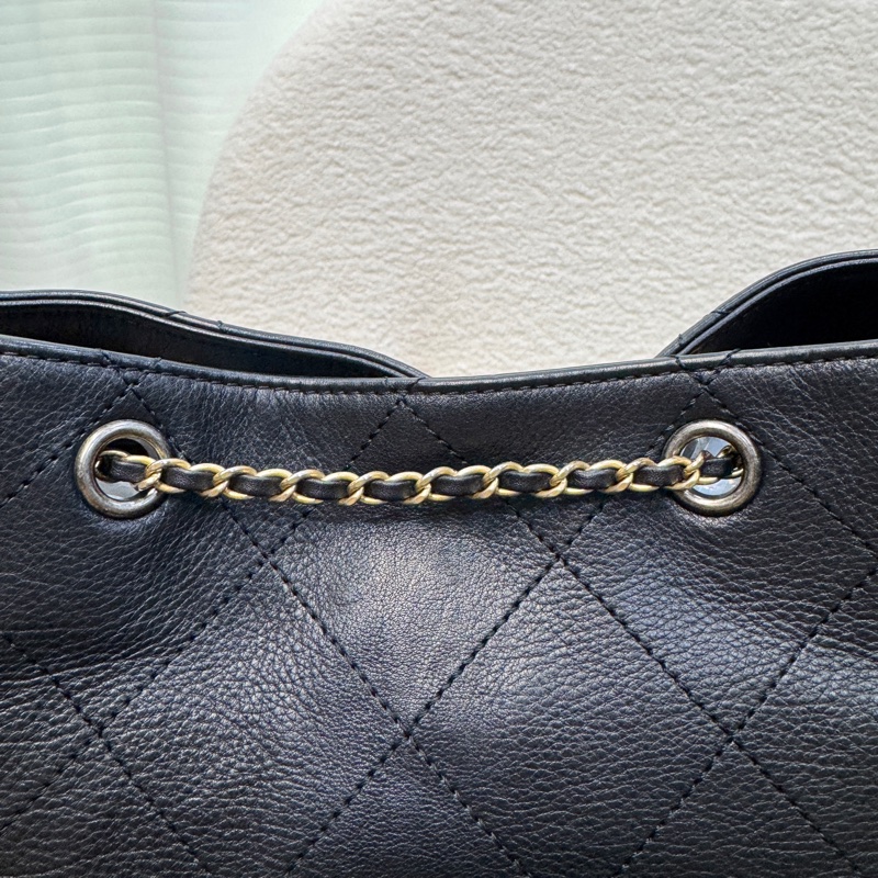 香奈兒CHANEL 鴛鴦釦嬉皮包黑金牛皮Bucket束口水桶兩用Hobo Bag AS0946-33