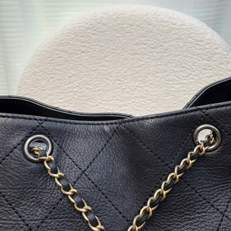 香奈兒CHANEL 鴛鴦釦嬉皮包黑金牛皮Bucket束口水桶兩用Hobo Bag AS0946-34