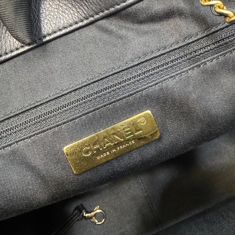 香奈兒CHANEL 鴛鴦釦嬉皮包黑金牛皮Bucket束口水桶兩用Hobo Bag AS0946-35