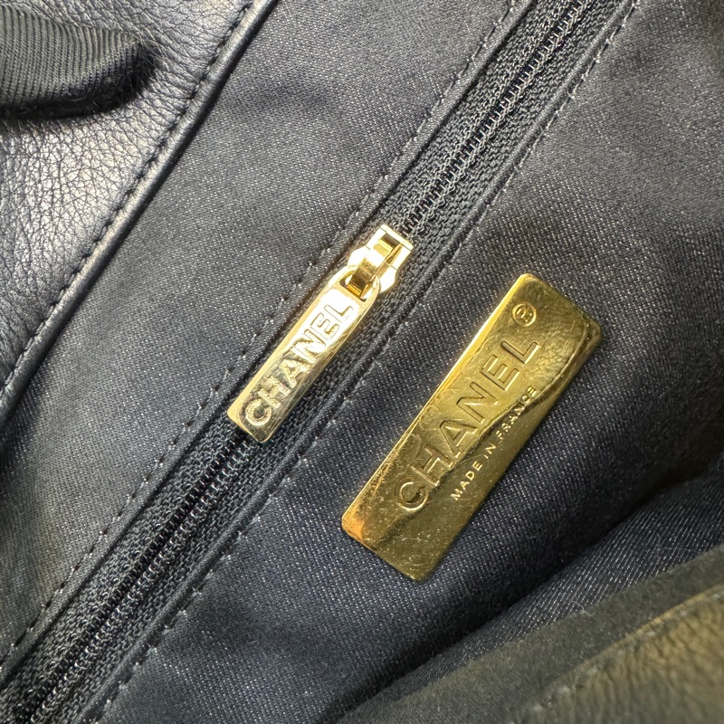 香奈兒CHANEL 鴛鴦釦嬉皮包黑金牛皮Bucket束口水桶兩用Hobo Bag AS0946-36