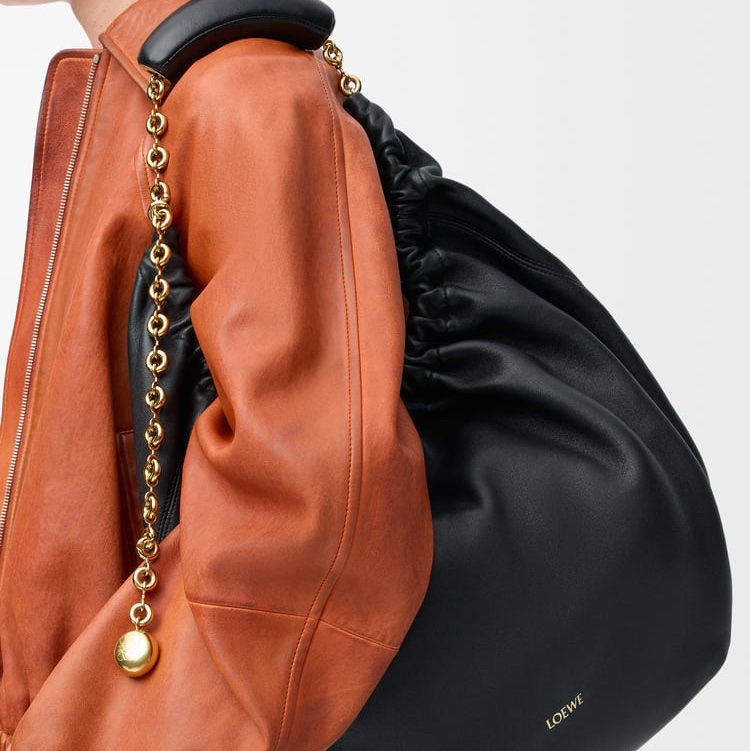 羅伊威垃圾袋LOEWE黑金納帕小羊皮Squeeze甜甜圈鏈條HOBO BAG中A914Q37X01-1