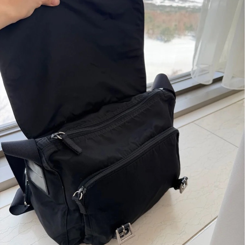 普拉達  側背包 斜背包 翻蓋包 郵差包 prada 黑色 尼龍 斜挎 包包 女生 男生 black messenger bag   re nylon-8