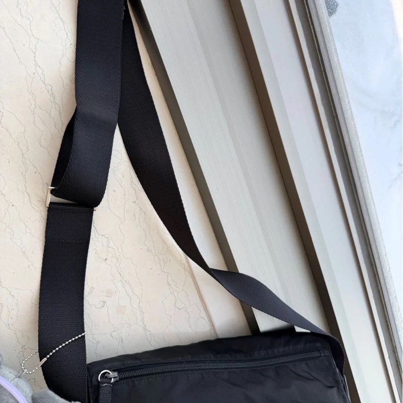 普拉達  側背包 斜背包 翻蓋包 郵差包 prada 黑色 尼龍 斜挎 包包 女生 男生 black messenger bag   re nylon-18