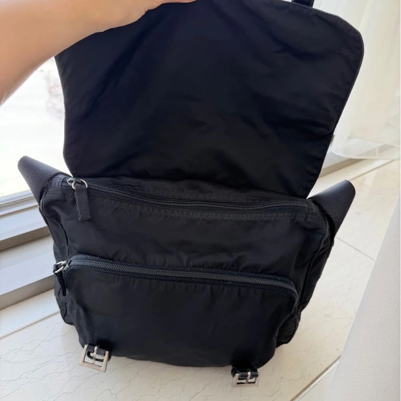 普拉達  側背包 斜背包 翻蓋包 郵差包 prada 黑色 尼龍 斜挎 包包 女生 男生 black messenger bag   re nylon-20