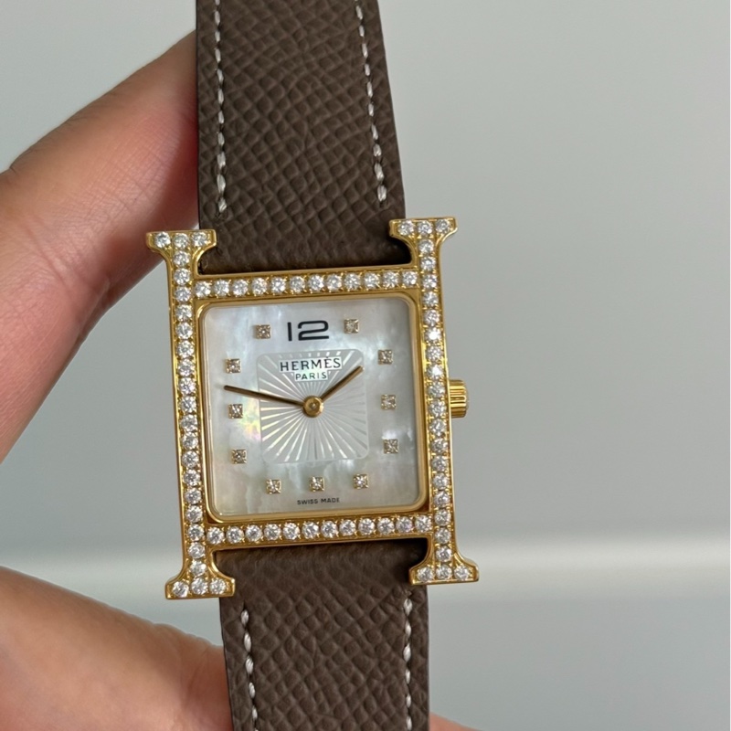 【顯眼logo💖可以帶一輩子✨全網最低價】愛馬仕 Hermes H女士石英表 後鑲鑽升級貝母盤-1