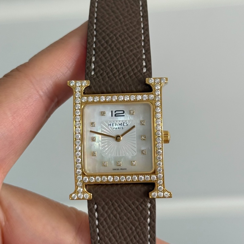【顯眼logo💖可以帶一輩子✨全網最低價】愛馬仕 Hermes H女士石英表 後鑲鑽升級貝母盤-3
