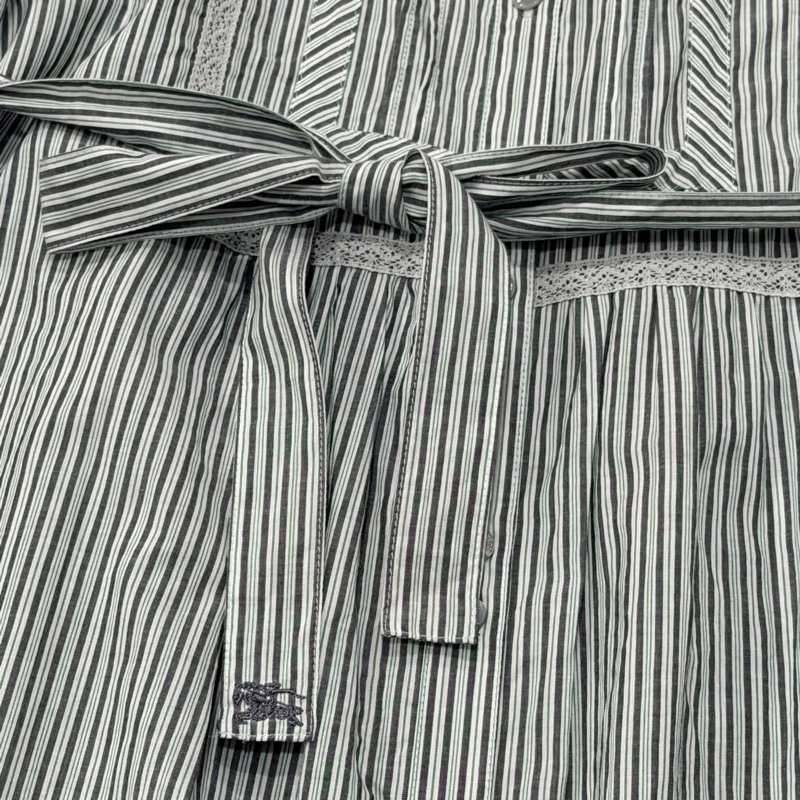 BURBERRY 蕾絲滾邊直條紋腰帶戰馬洋裝-4