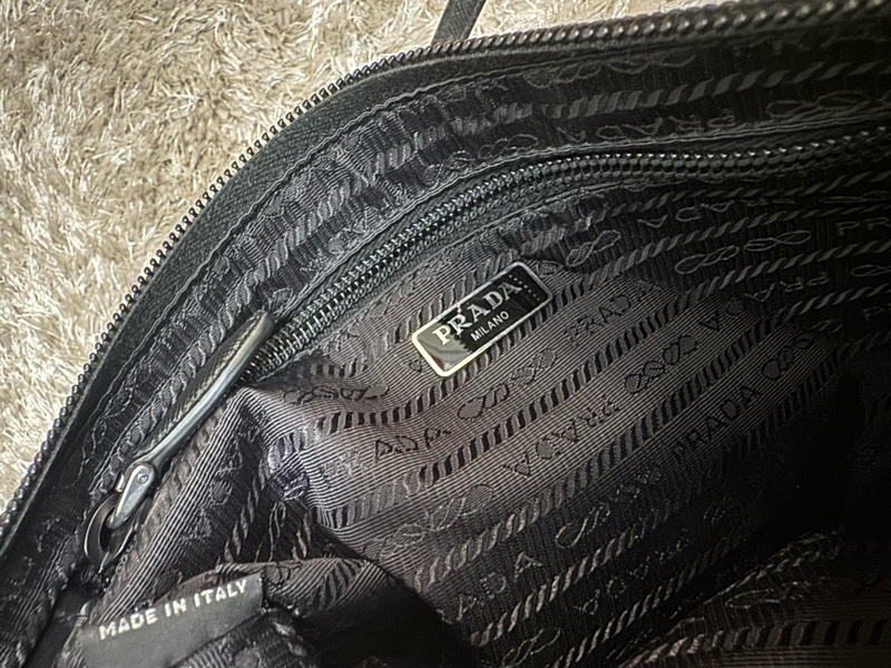 Prada nylon classic bag 黑色經典腋下包-8