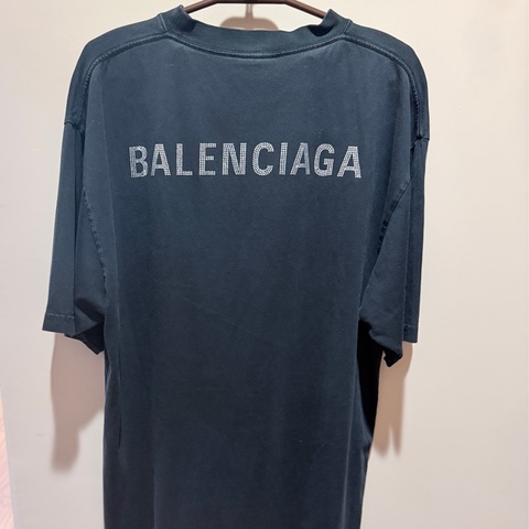 Balenciaga巴黎世家 個性寬鬆版型背面仿舊水鑽短袖T（炭黑色）男女皆🉑