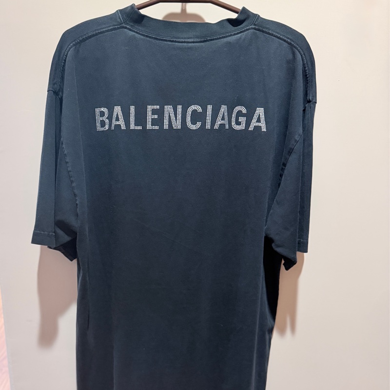Balenciaga巴黎世家 個性寬鬆版型背面仿舊水鑽字母短袖T(炭黑色)XS男女皆🉑-0