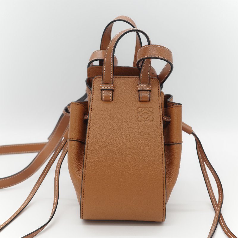 Loewe 羅威 Hammock 棕色 經典小牛皮迷你吊床包 肩背包-1