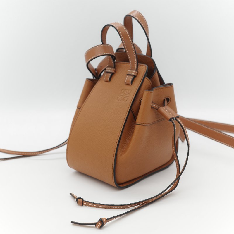 Loewe 羅威 Hammock 棕色 經典小牛皮迷你吊床包 肩背包-2