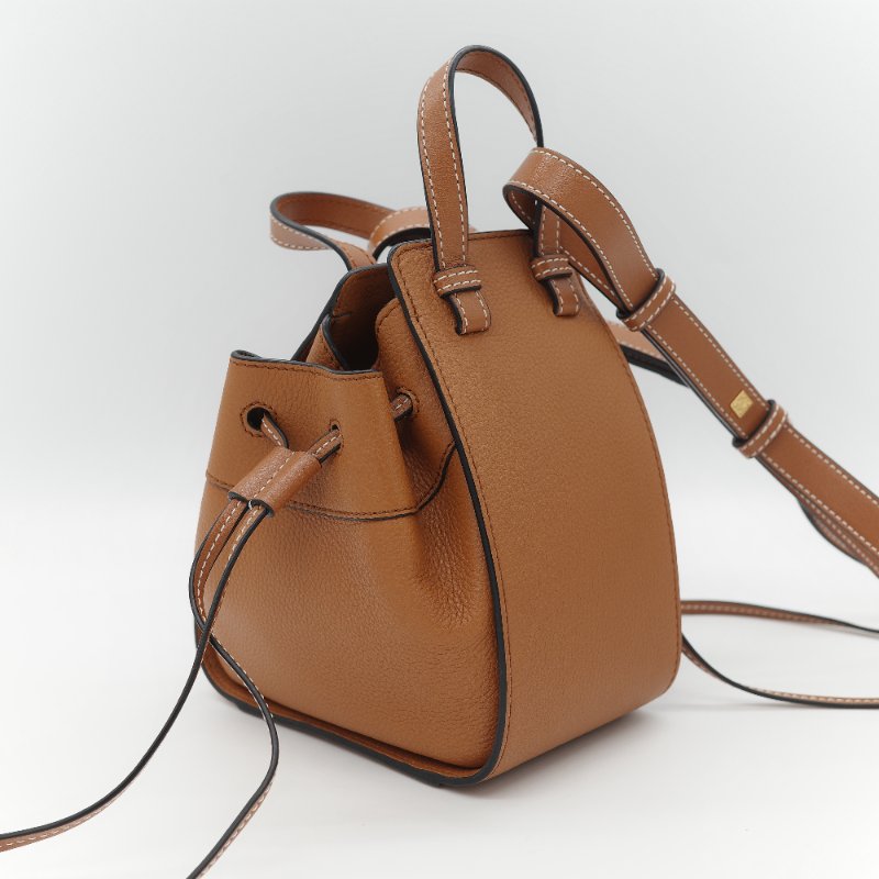 Loewe 羅威 Hammock 棕色 經典小牛皮迷你吊床包 肩背包-4