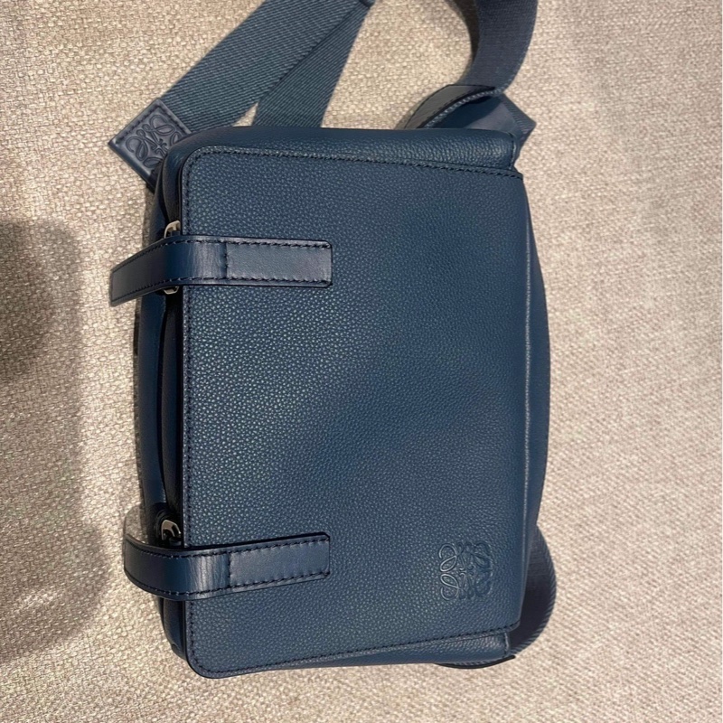 Loewe 藍牛皮銀釦Military Messenger斜背郵差包-1