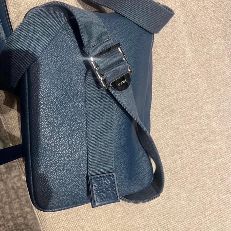 Loewe 藍牛皮銀釦Military Messenger斜背郵差包-7