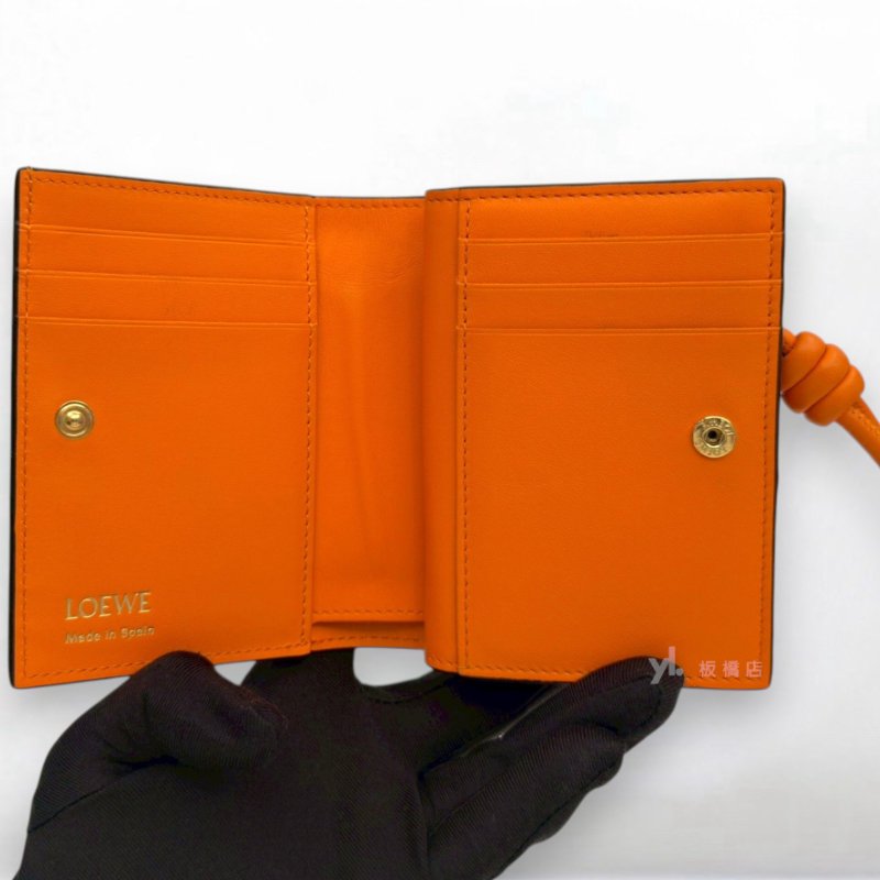 S5361-LOEWE 黑小牛皮拚橘內裡對開短夾-5