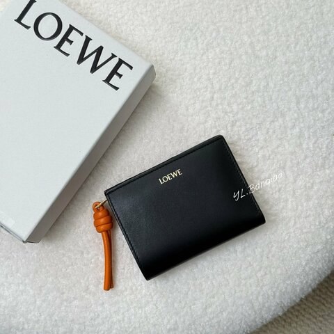 S5361-LOEWE 黑小牛皮拚橘內裡對開短夾