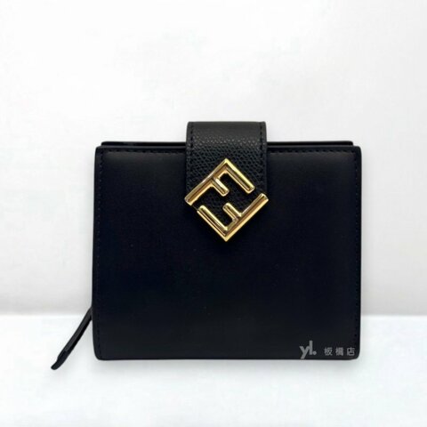 S5364-Fendi 黑牛皮金扣兩折短夾8M0386