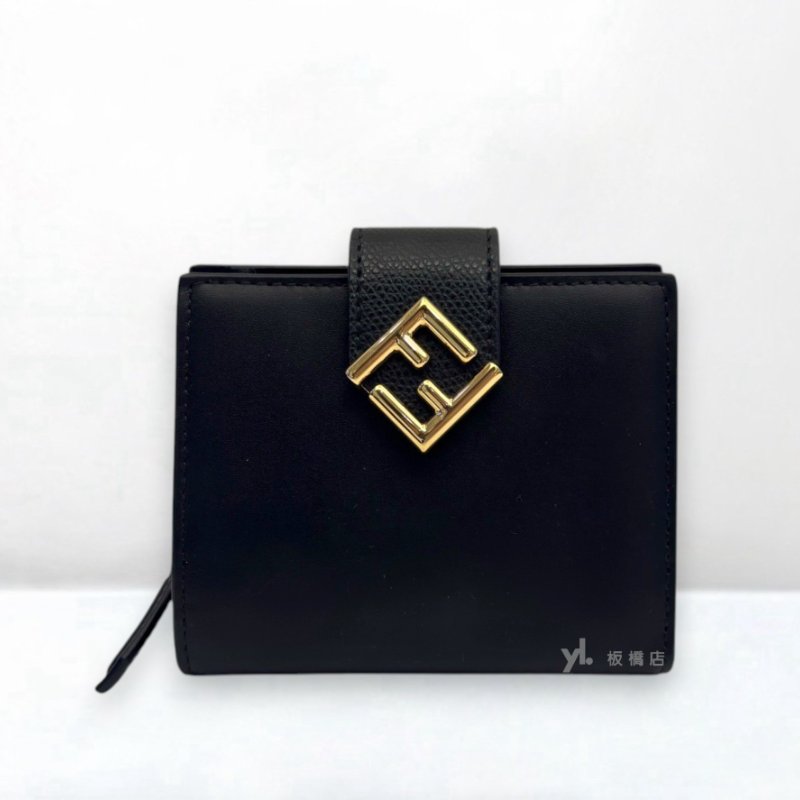 S5364-Fendi 黑牛皮金扣兩折短夾8M0386-0