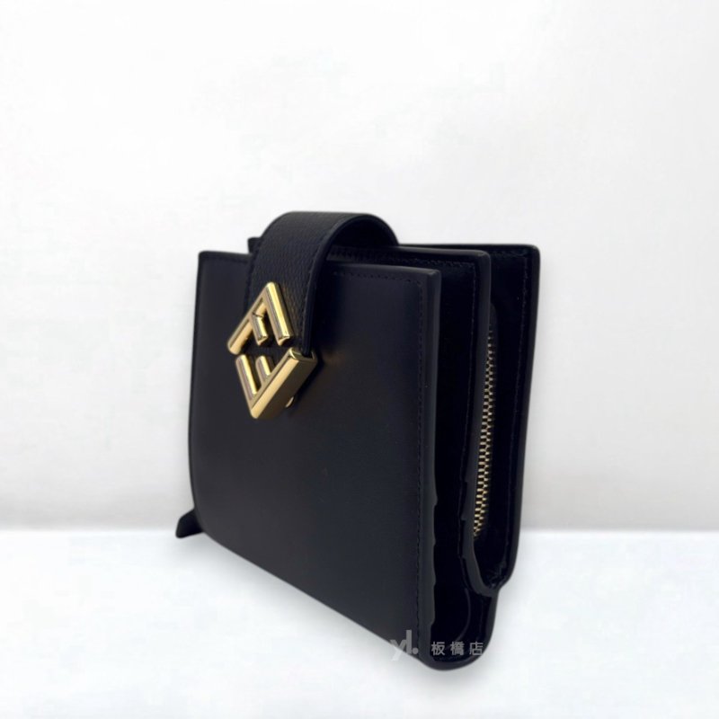 S5364-Fendi 黑牛皮金扣兩折短夾8M0386-2