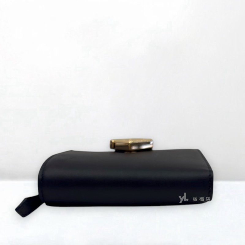 S5364-Fendi 黑牛皮金扣兩折短夾8M0386-4