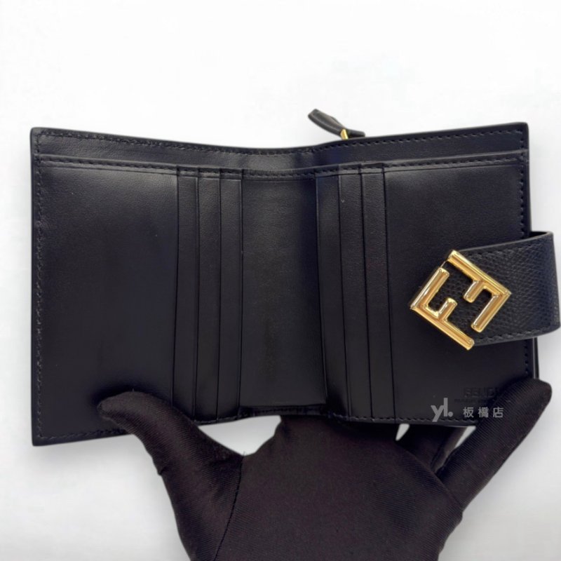 S5364-Fendi 黑牛皮金扣兩折短夾8M0386-5