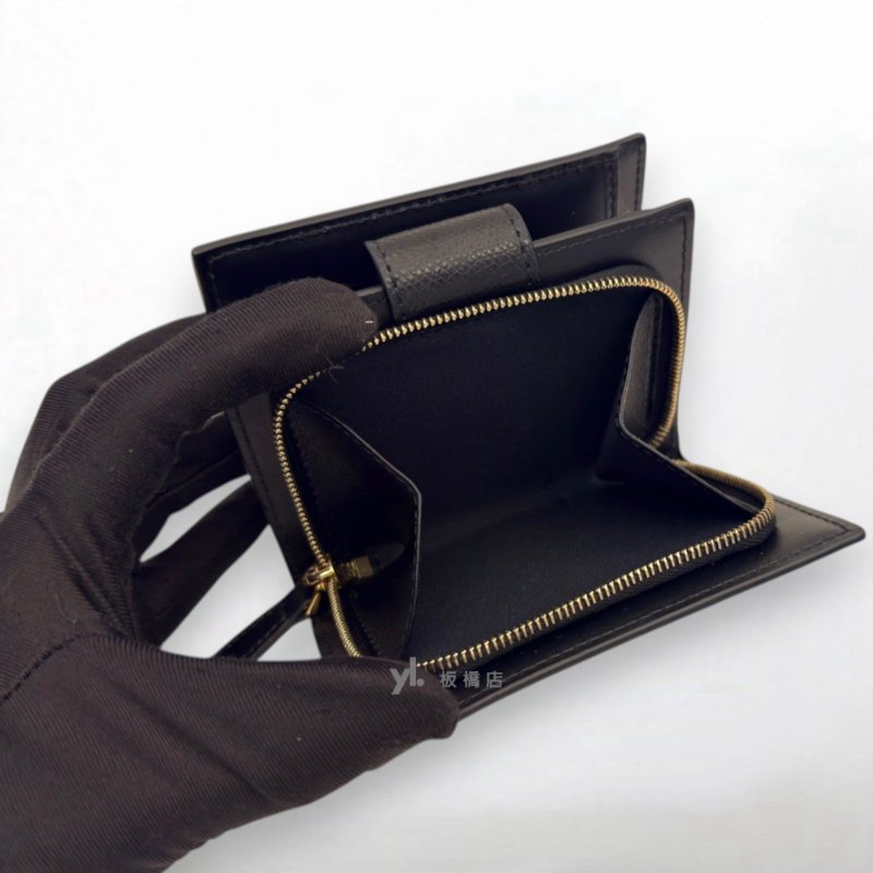 S5364-Fendi 黑牛皮金扣兩折短夾8M0386-6