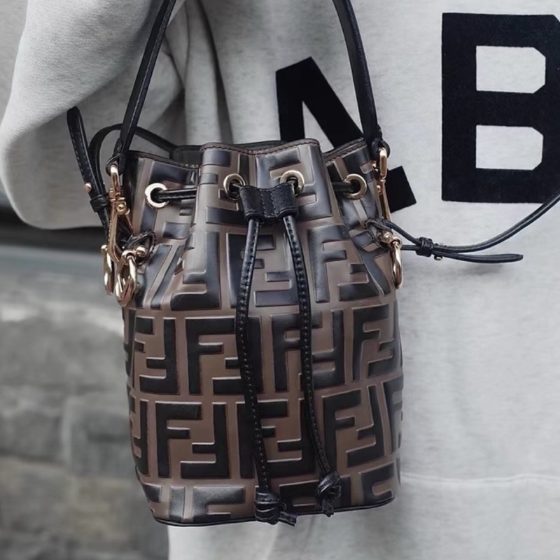 Fendi芬迪老花mini水桶包  尺寸12*18*10 附件：双肩带-17