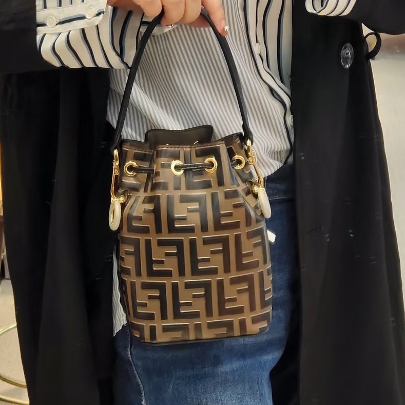 Fendi芬迪老花mini水桶包  尺寸12*18*10 附件：双肩带-21