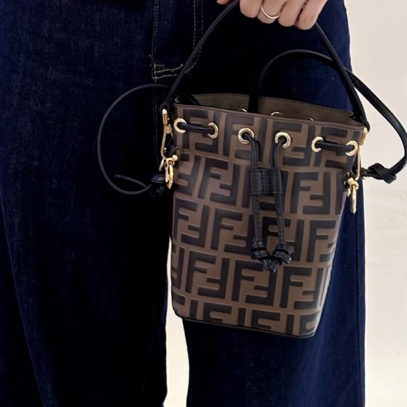 Fendi芬迪老花mini水桶包  尺寸12*18*10 附件：双肩带-22