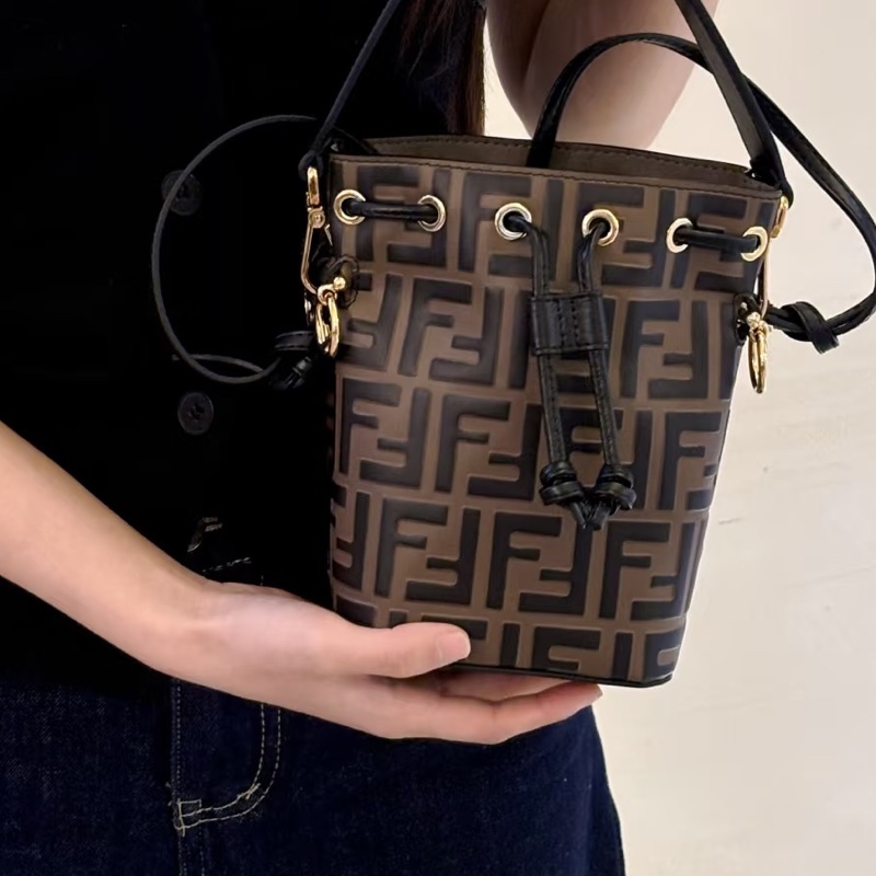 Fendi芬迪老花mini水桶包  尺寸12*18*10 附件：双肩带-23