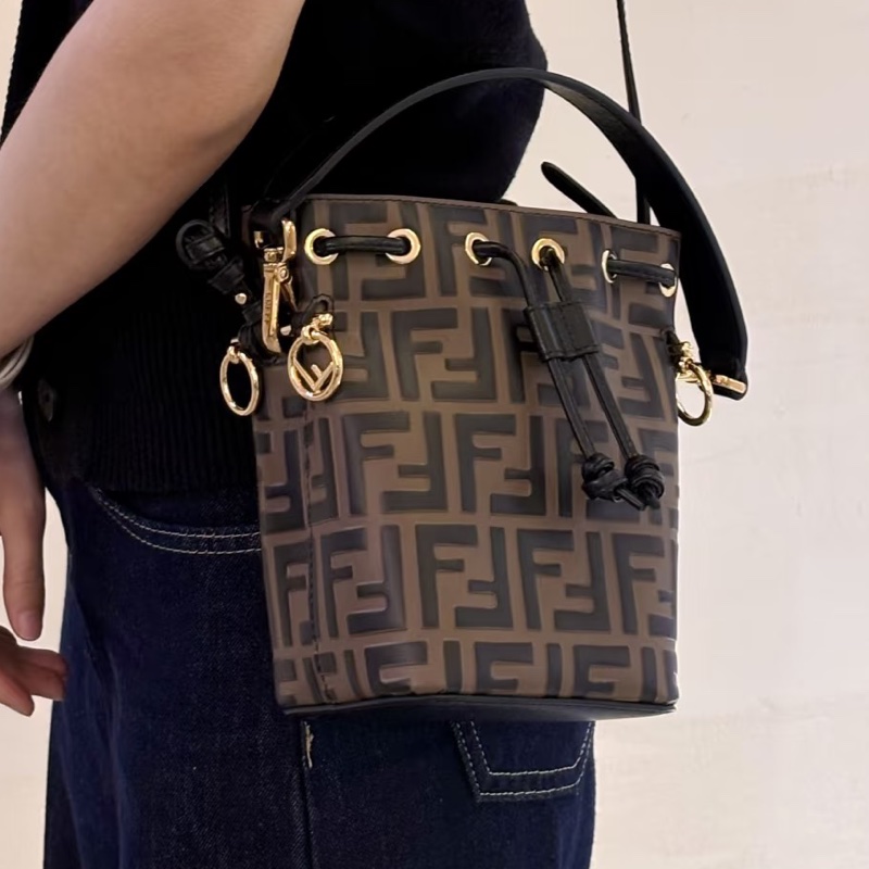 Fendi芬迪老花mini水桶包  尺寸12*18*10 附件：双肩带-24