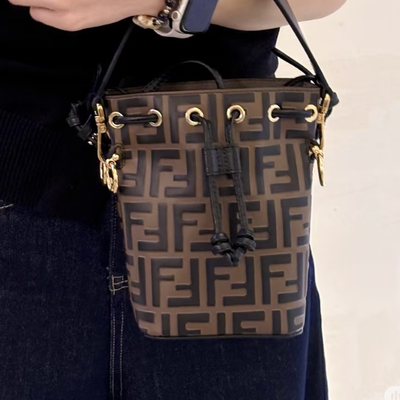 Fendi芬迪老花mini水桶包  尺寸12*18*10 附件：双肩带-25