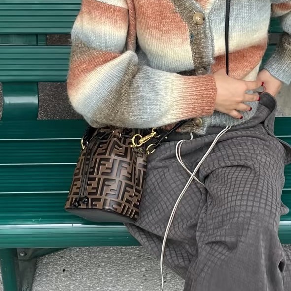 Fendi芬迪老花mini水桶包  尺寸12*18*10 附件：双肩带-29