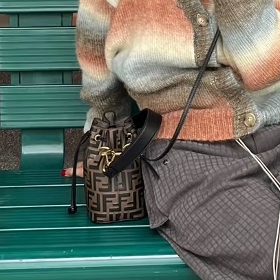 Fendi芬迪老花mini水桶包  尺寸12*18*10 附件：双肩带-30