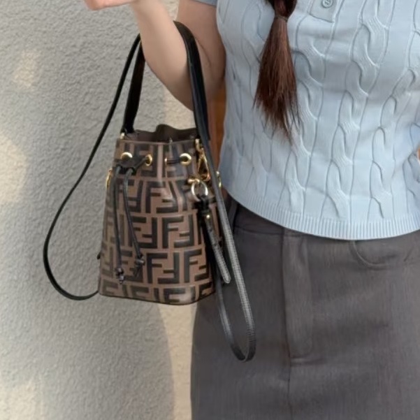 Fendi芬迪老花mini水桶包  尺寸12*18*10 附件：双肩带-31