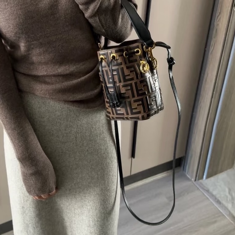 Fendi芬迪老花mini水桶包  尺寸12*18*10 附件：双肩带-32