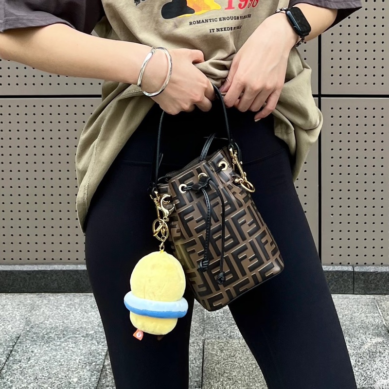 Fendi芬迪老花mini水桶包  尺寸12*18*10 附件：双肩带-33