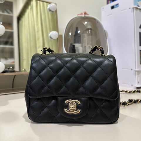 Chanel羊皮淡金扣芯片方胖子