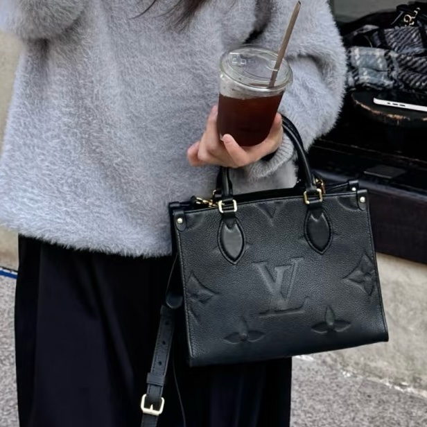 LV黑色牛皮on the go PM手提側背包-0