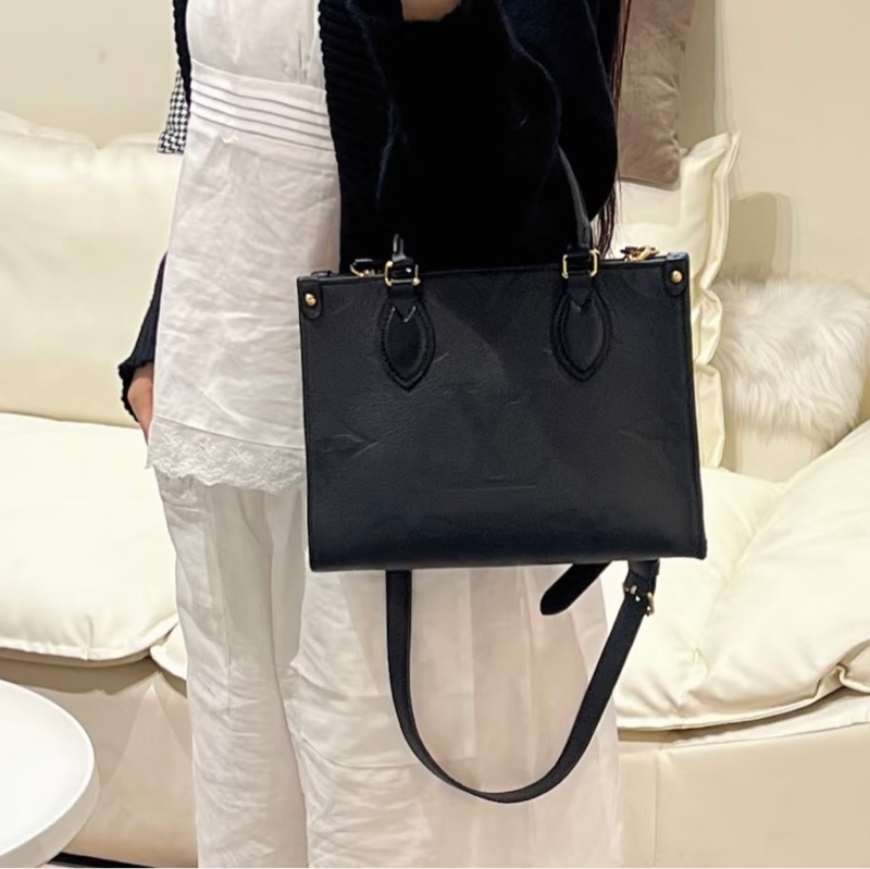 LV黑色牛皮on the go PM手提側背包-1