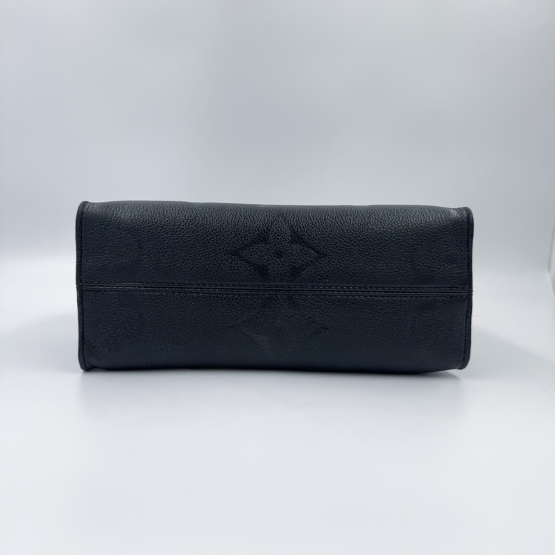 LV黑色牛皮on the go PM手提側背包-8