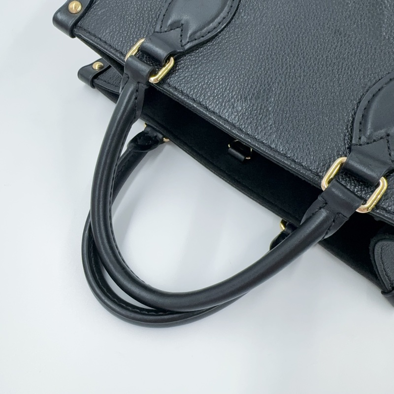 LV黑色牛皮on the go PM手提側背包-10