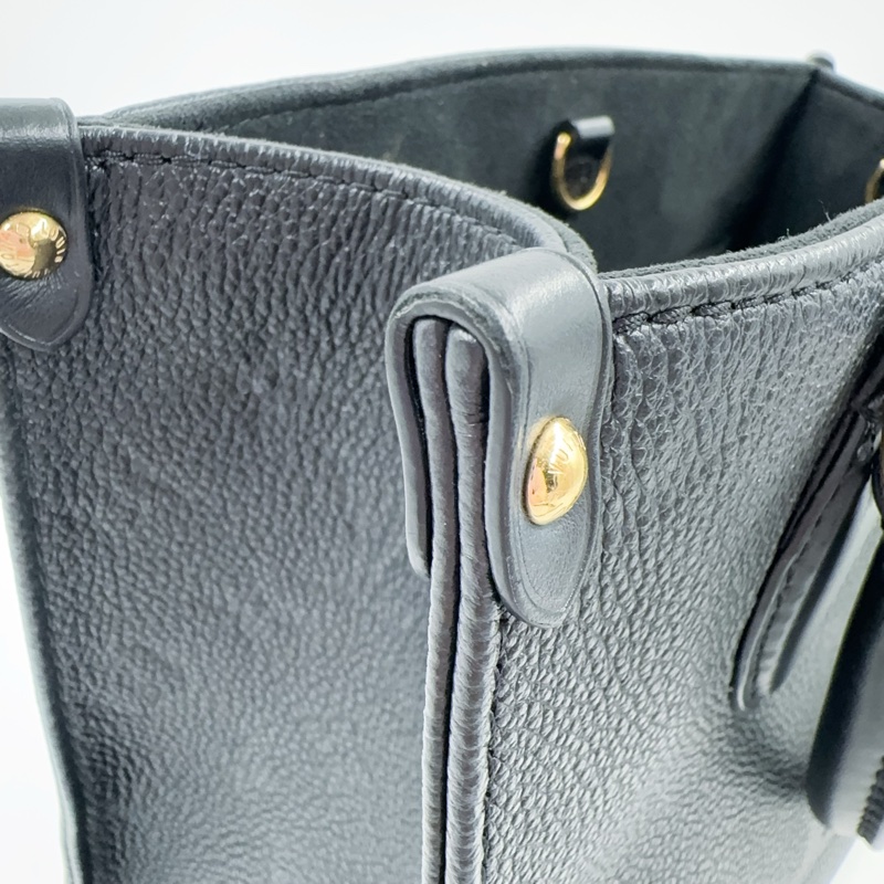 LV黑色牛皮on the go PM手提側背包-17