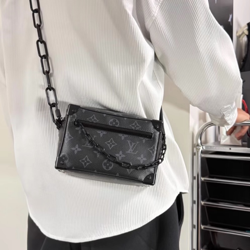 全配🈶購證 #櫃上在售1️⃣2️⃣萬 #芯片款 LV黑武士soft trunk盒子包-1