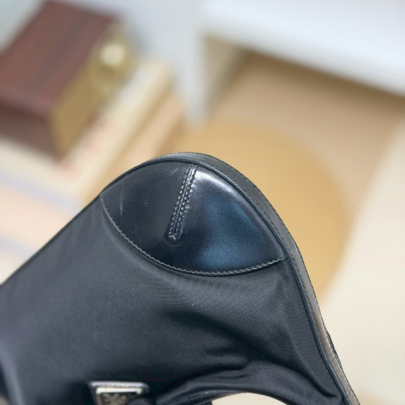 (超甜價💓手慢就沒)🏷Prada 普拉達.中古腋下包/客人寄賣-5